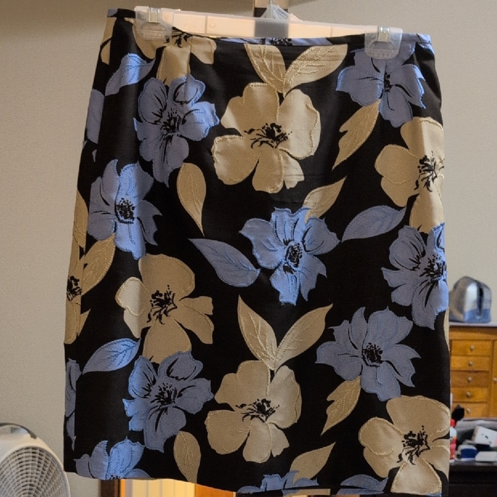 Casual Corner Black and Cream Floral Pencil Skirt